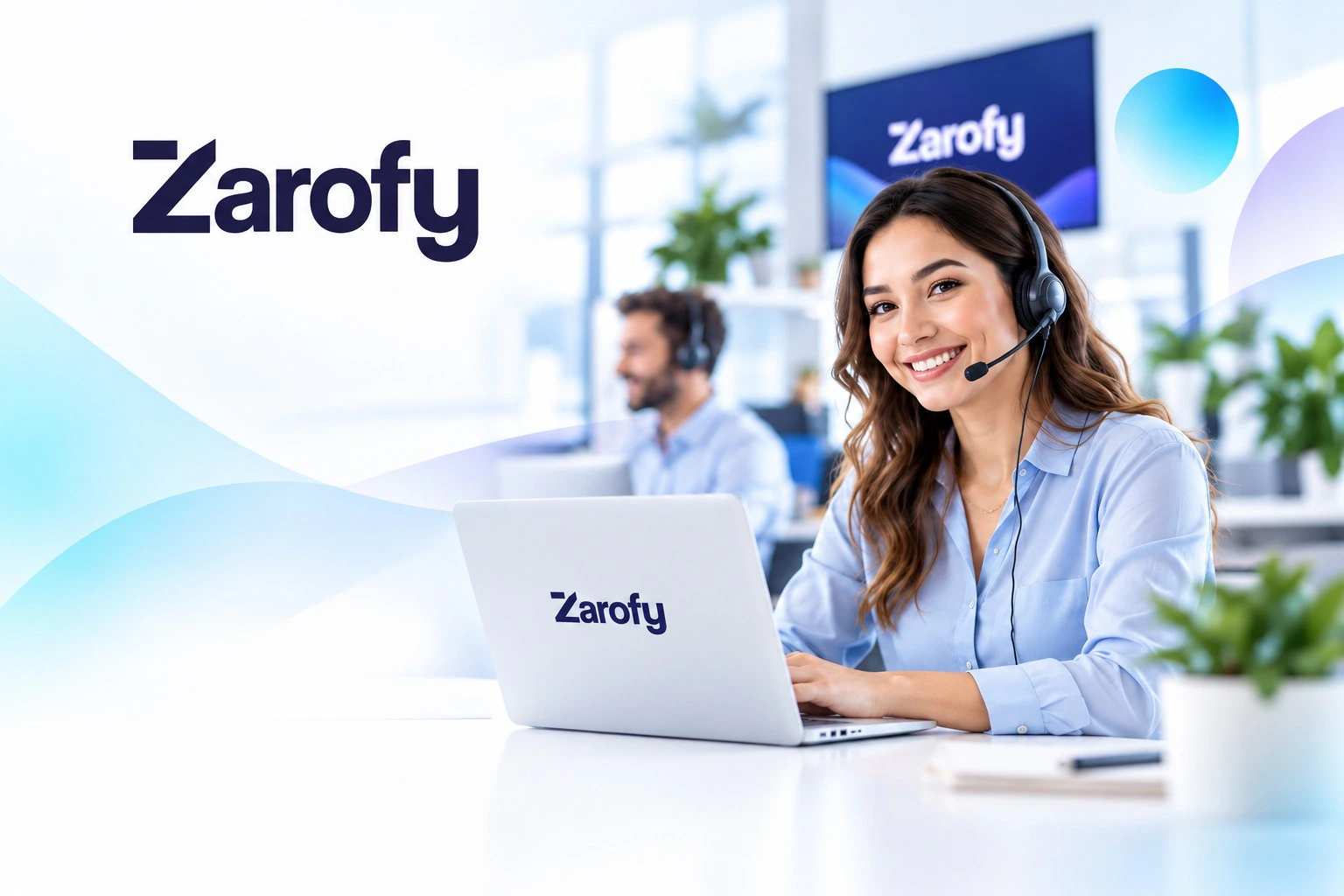 Ilustración de una asesora con auriculares y un portátil con el logo de Zarofy en una oficina.